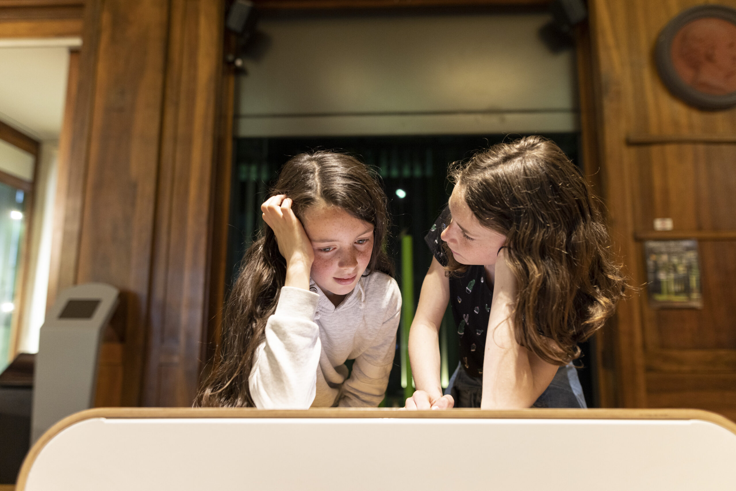 Borne audio d'écoute par conduction osseuse Losonnante pour les musées