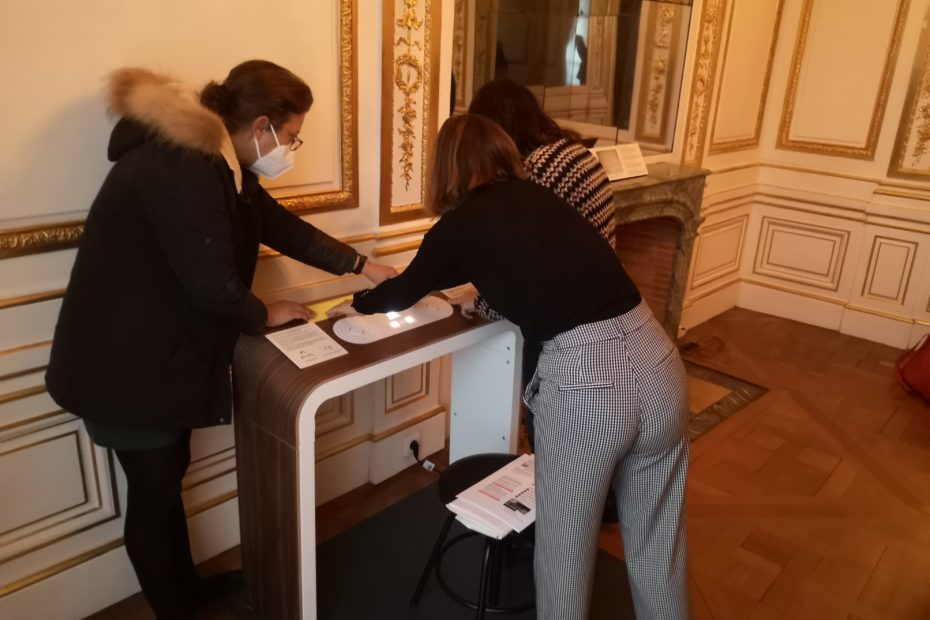 Installation de la borne d'écoute par conduction osseuse Losonnante avec les équipes de Paris Musées.