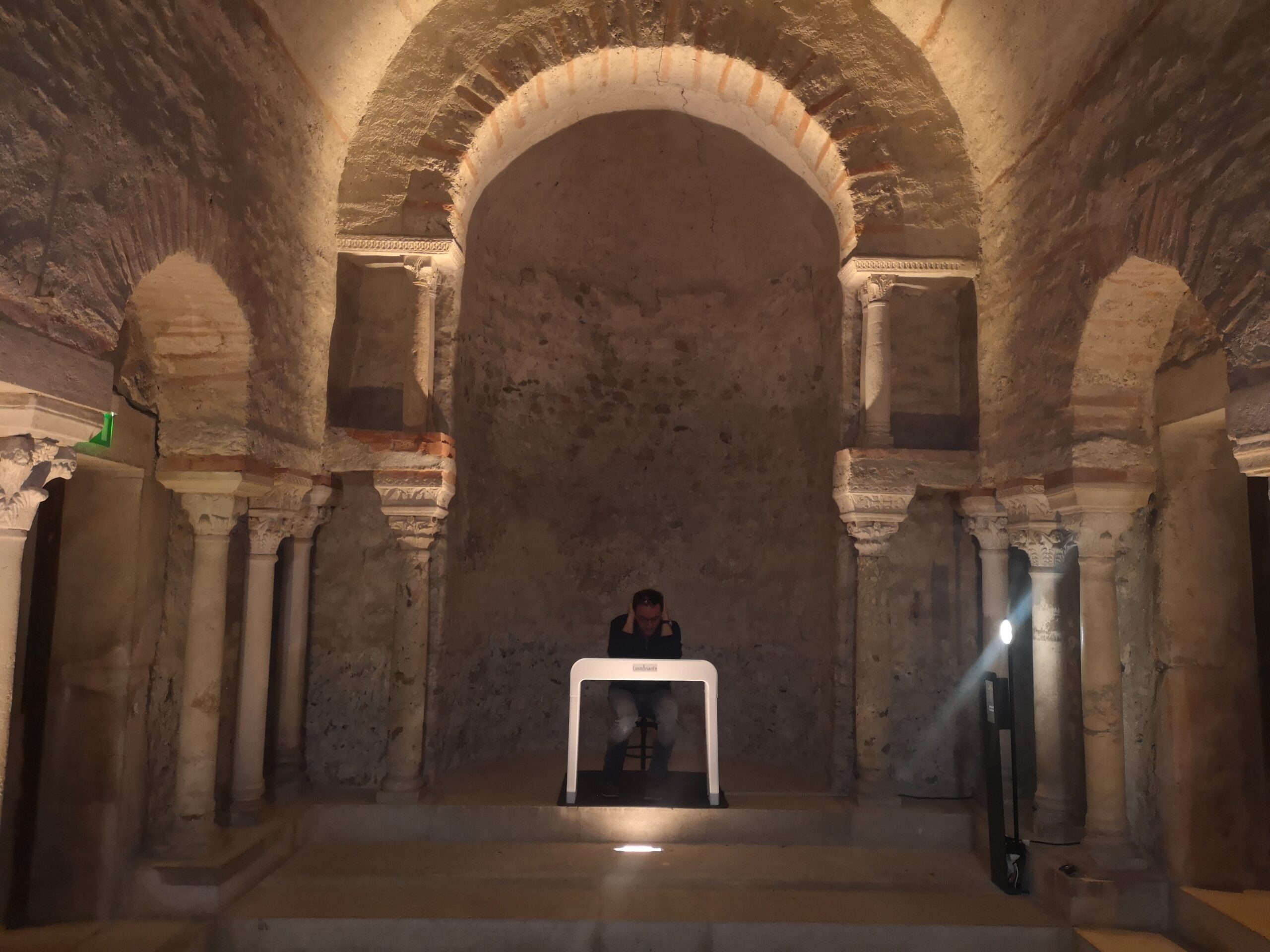La borne Losonnante dans la crypte du Musée Archéologique Saint-Laurent