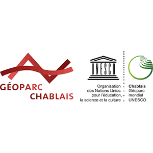 Le Géoparc du Chablais, situé en Haute-Savoie, offre un panorama spectaculaire des Alpes, avec ses falaises calcaires, ses lacs cristallins et ses villages pittoresques, invitant à la découverte de son patrimoine géologique et culturel unique.