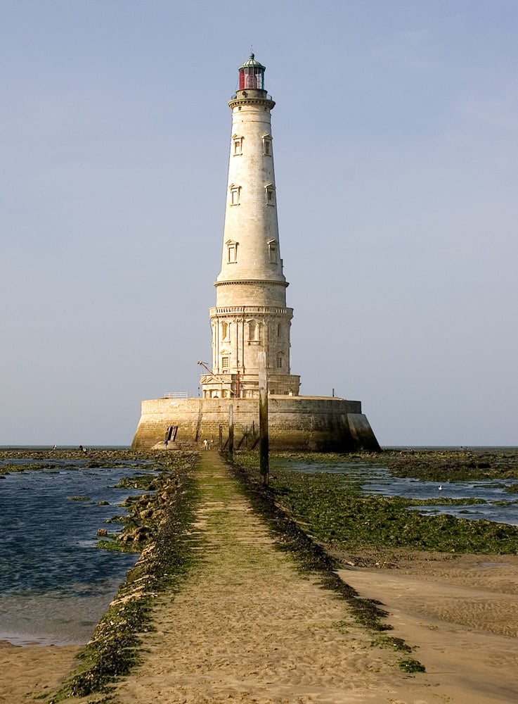 Le phare de Cordouan, sentinelle de pierre veillant sur l'estuaire de la Gironde depuis 1611, brille comme un joyau architectural et un symbole du savoir-faire français.