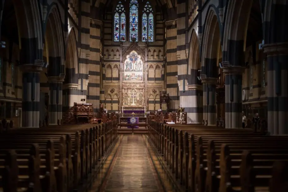 La sonorisation d’une église implique de prendre en compte de multiples facteurs.