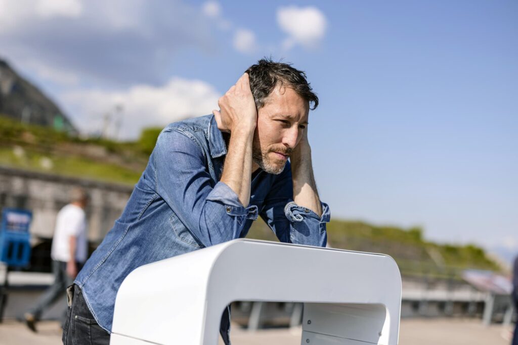 Une personne qui utilise l'enceinte d'extérieur étanche Losonnante